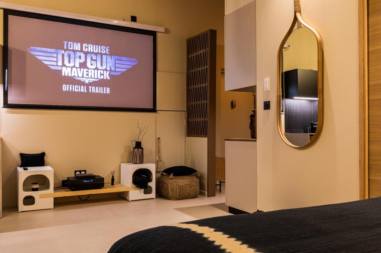Host Inn Le Lumiere Spa & Cinema Lyon Bagian luar foto